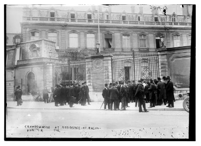 Crowds waiting for T.R. (Theodore Roosevelt) outside residence of Bacon LCCN2014688047