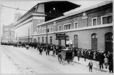 Crowds waiting in line to buy tickets at Shibe Park (Phila., 1911) LCCN2001704384