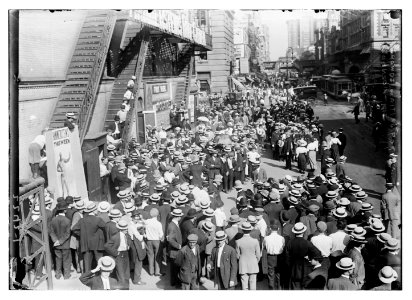 Crowds waiting for Johnson in N.Y. LCCN2014689481