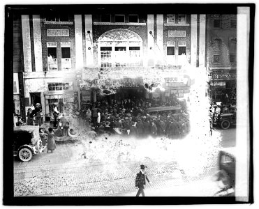 Crowds, Metropolitan Theater LCCN2016828934
