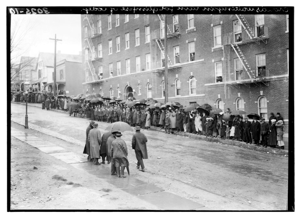 Crowds waiting in rain for glimpse of body LCCN2014695741
