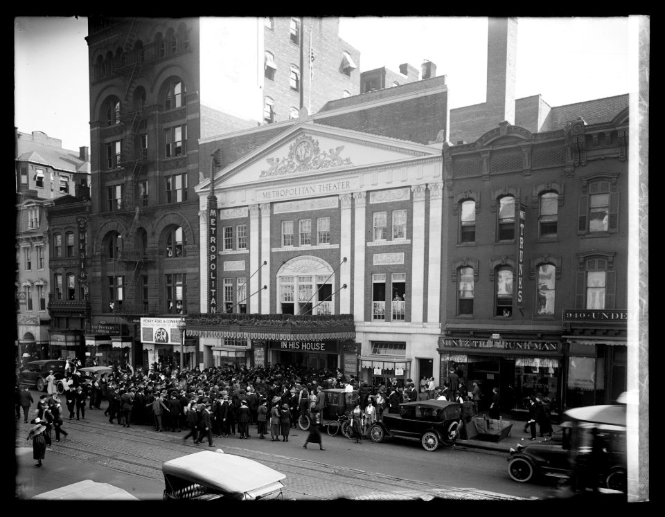 Crowds, Metropolitan Theatre, (Washington, D.C.) LCCN2016823421