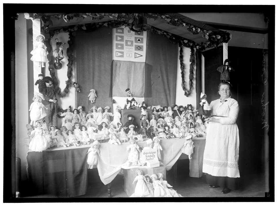 CROWN 'MOTHER' WITH EXHIBIT OF DOLLS LCCN2016867027