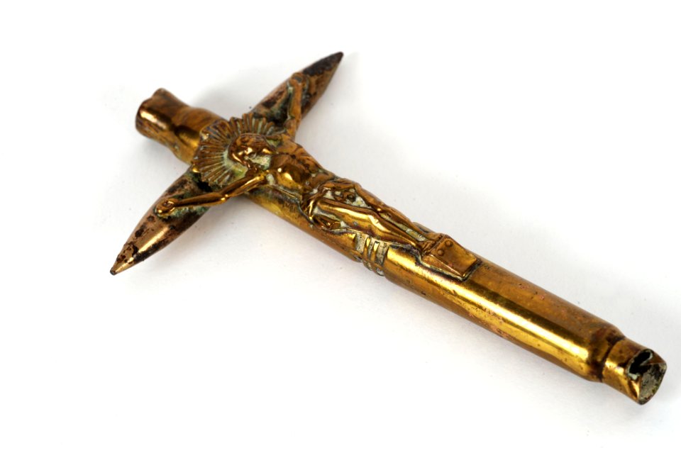 Crucifix réalisé à partir de douilles