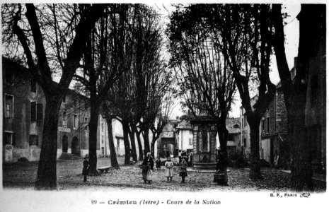 Crémieu, cours de la Nation, p30 L'Isère 1900-1920 - B F à Paris