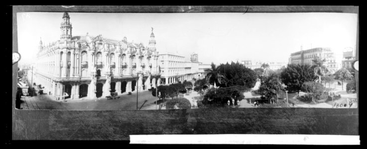Cuba Havana, Central Park, Left. Theater Nacional Victoris H(...) (...) LCCN2016826118