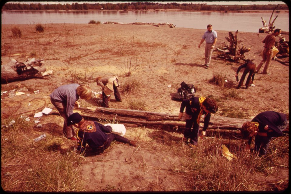 Cub-pack-16-from-the-harvey-scott-grade-school-in-portland-cleaning-up-beach-litter-at-sauvie-island-on-the-columbia-river-041973 4272409246 o
