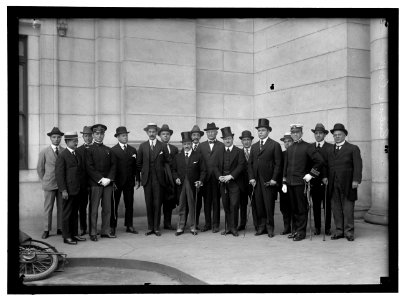 CUBAN WAR MISSION TO THE U.S. LT. COL. VANDER GUTCH; CAPT E.N. TABIO; LT. COMDR. KEAR, U.S.N.; CAPT. HARVEY, U.S.A.; LT. COL. LEZANA OF THE MISSION; GEN. MARTI; ALBERTO CARRICARTE; LCCN2016867716