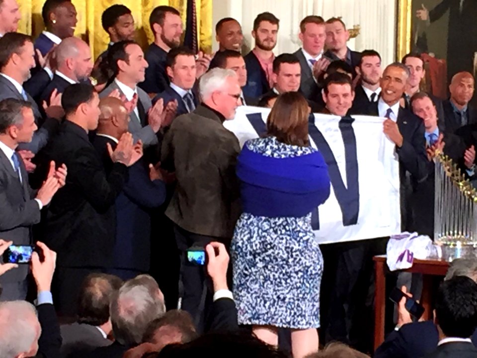Cubs present Obama with W flag C2UJlN2VIAAtH1f