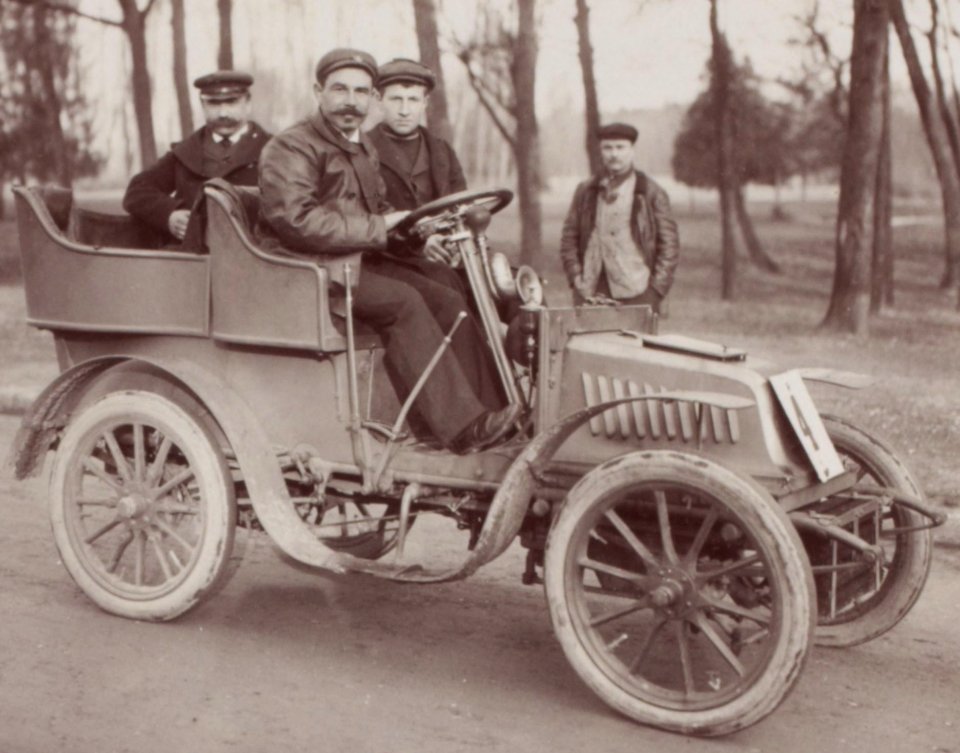 Cuchelet, le vainqueur de Turin–Pignerol–Saluzzo–Coni–Turin en 1900 sur Peugeot, ici au Critérium de Consommation de l'Auto en février 1903, au volant d'une Peugeot Type 48 6½ - 2