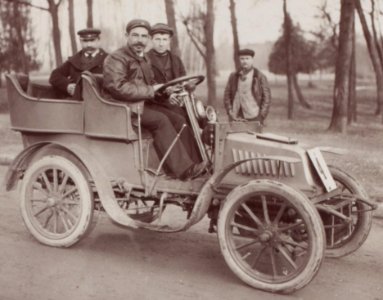 Cuchelet, le vainqueur de Turin–Pignerol–Saluzzo–Coni–Turin en 1900 sur Peugeot, ici au Critérium de Consommation de l'Auto en février 1903, au volant d'une Peugeot Type 48 6½ - 2
