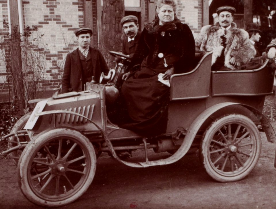 Cuchelet, le vainqueur de Turin–Pignerol–Saluzzo–Coni–Turin en 1900 sur Peugeot, ici au Critérium de Consommation de l'Auto en février 1903, au volant d'une Peugeot Type 48 6½