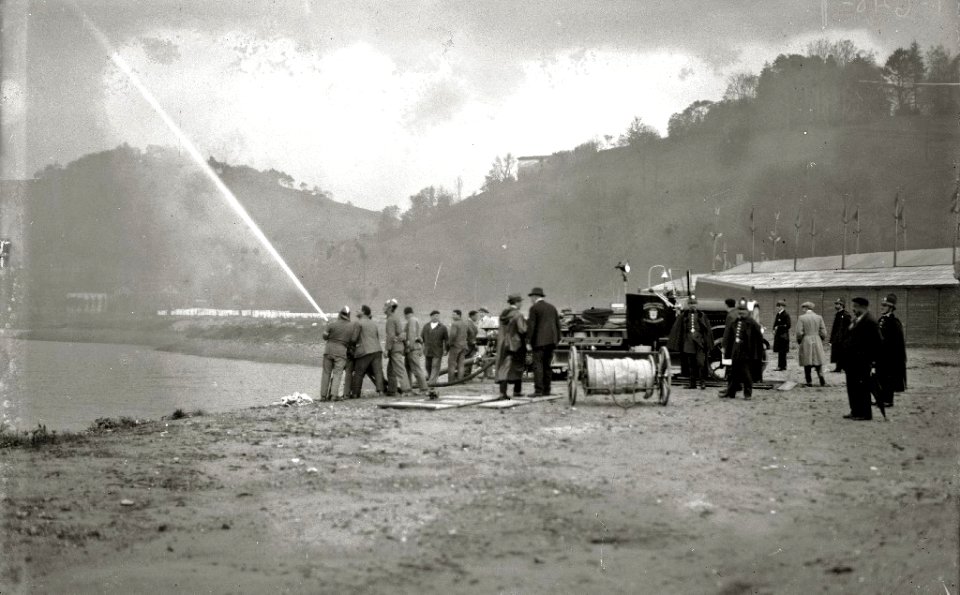 Cuerpo de zapadores de bomberos del ayuntamiento de San Sebastián haciendo una demostración en el río Urumea (3 de 7) - Fondo Car-Kutxa Fototeka