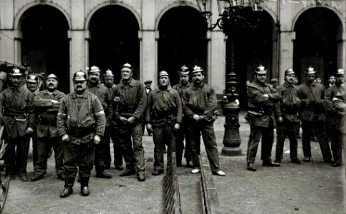 Cuerpo de bomberos en la plaza de la Constitución (1 de 1) - Fondo Car-Kutxa Fototeka