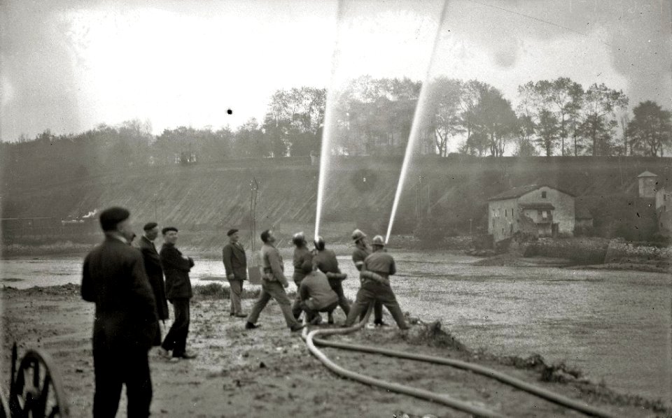 Cuerpo de zapadores de bomberos del ayuntamiento de San Sebastián haciendo una demostración en el río Urumea (4 de 7) - Fondo Car-Kutxa Fototeka