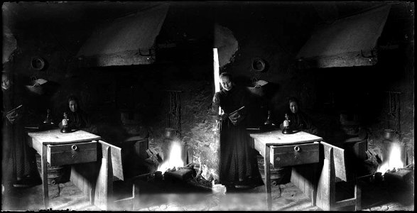 Cuina amb foc a terra , dues dones , mobles i estris diversos (AFCEC BORDAS D 4565)