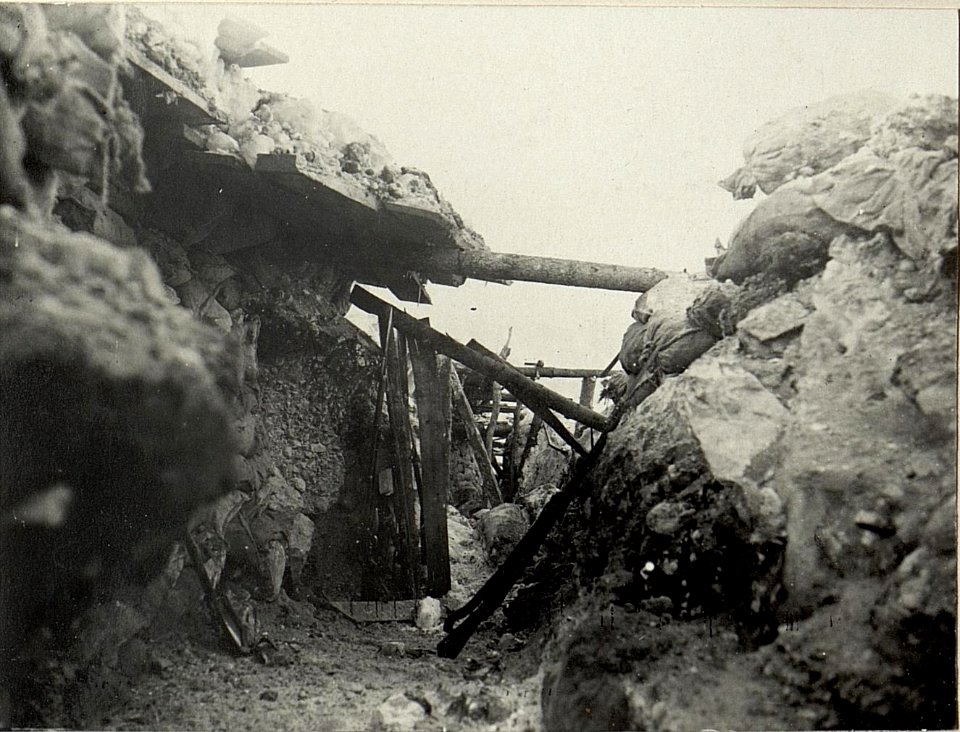 Cuklastellung am Morgen des 14. Februar nach nächtlichem schwerem feindlichem Artillerie Feuer. Ursprünglich der eingedeckte italienische Laufgraben. (BildID 15468984)