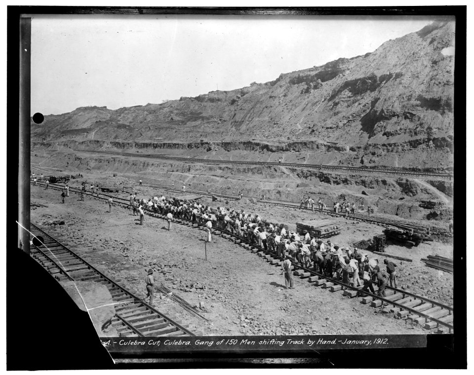 Culebra Cut, Culebra. Gang of 150 men shifting track by hand, January 1912 LCCN2016870858
