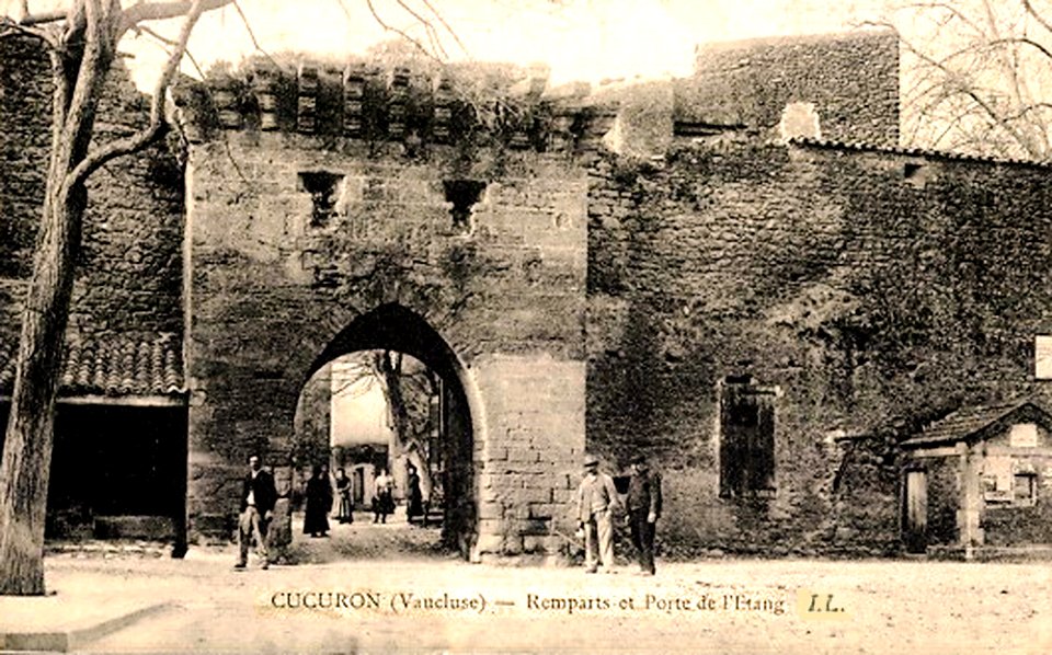 Cucuron Remparts et Porte de l'étang