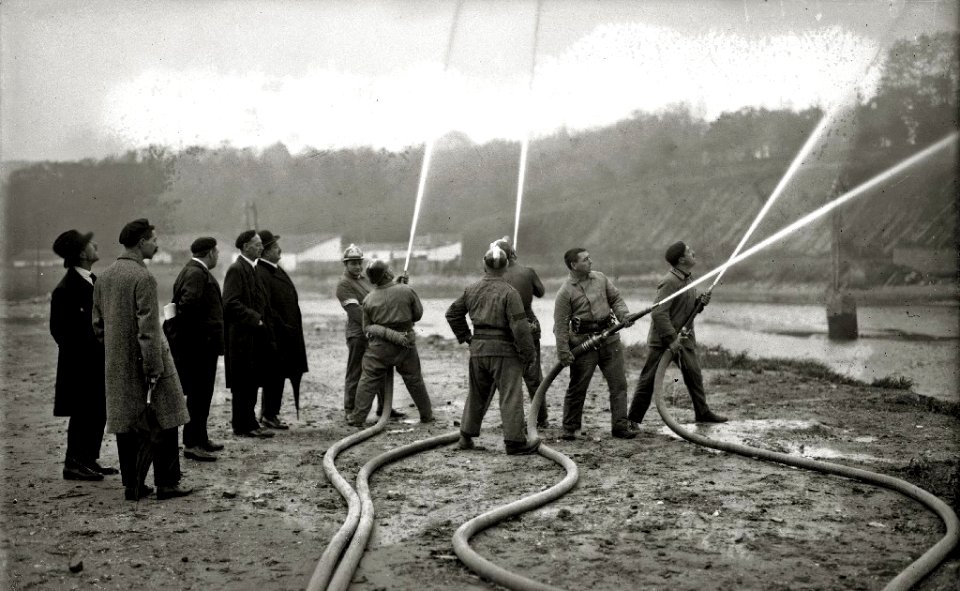 Cuerpo de zapadores de bomberos del ayuntamiento de San Sebastián haciendo una demostración en el río Urumea (2 de 7) - Fondo Car-Kutxa Fototeka
