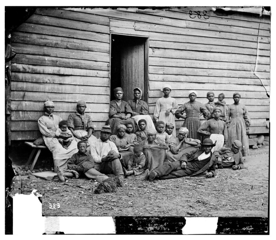 Cumberland Landing, Va. Group of 'contrabands' at Foller's house LOC cwpb.01005