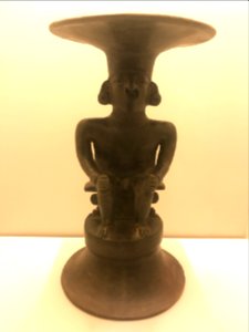Cultura Manteña, Ecuador - Figura sedente adornada con las joyas propias de un Jefe - Museo de América 3.770