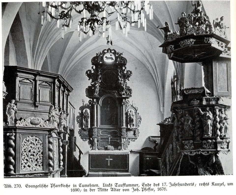 Cumehnen, evangelische Pfarrkirche, Taufkammer, Kanzel und Altar von Joh. Pfeffer, 1676