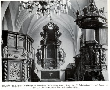 Cumehnen, evangelische Pfarrkirche, Taufkammer, Kanzel und Altar von Joh. Pfeffer, 1676