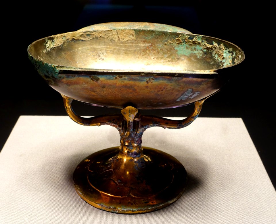 Cup with handles and stand, China, Western Han dynasty, 2nd-1st century BC, silver, gilt bronze - Tokyo National Museum - Tokyo, Japan - DSC08485