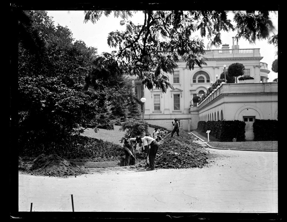 Curb construction at White House, Washington, D.C. LCCN2016894387