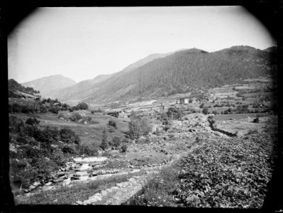 Curs dels rius entre muntanyes amb l'hotel el Serrat al fons