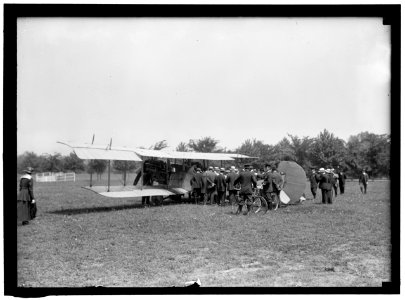 CURTISS AIRPLANE TESTS AND DEMONSTRATIONS; TWIN ENGINE BIPLANE, POTOMAC PARK LCCN2016864462