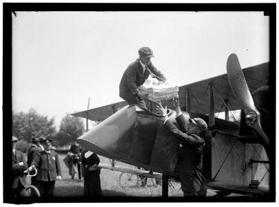 CURTISS AIRPLANE TESTS AND DEMONSTRATIONS; TWIN ENGINE BIPLANE, POTOMAC PARK LCCN2016864461