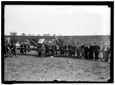CURTISS AIRPLANE TESTS AND DEMONSTRATIONS; TWIN ENGINE BIPLANE, POTOMAC PARK LCCN2016864463