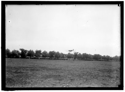 CURTISS AIRPLANE. TESTS AND DEMONSTRATIONS; TWIN ENGINE BIPLANE, POTOMAC PARK LCCN2016864456