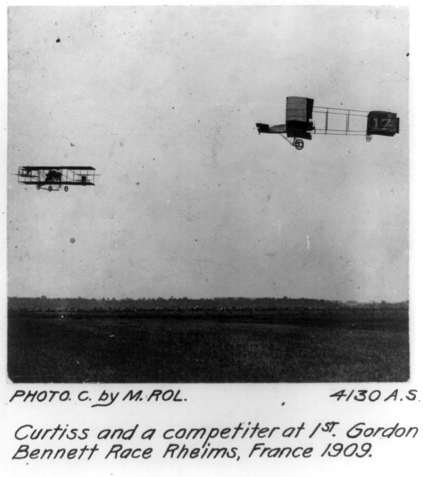Curtiss and a competitor at 1st Gordon Bennett Race, Rheims, France LCCN2001705779
