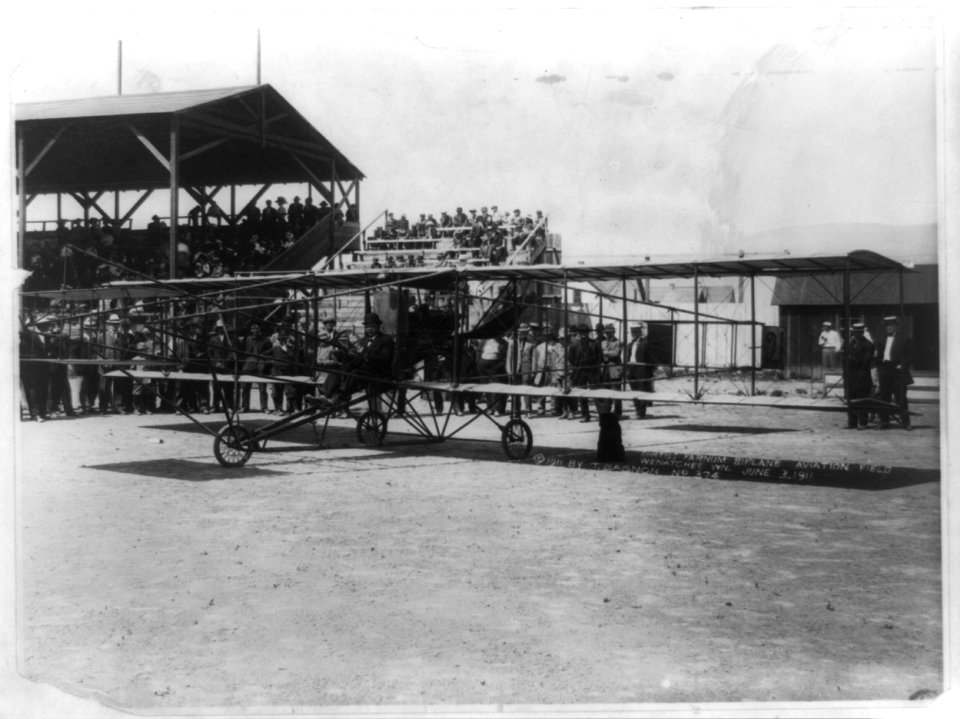 Curtiss Farnum biplane, aviation field, Wenatchee, Washington, June 3, 1911 LCCN97505170