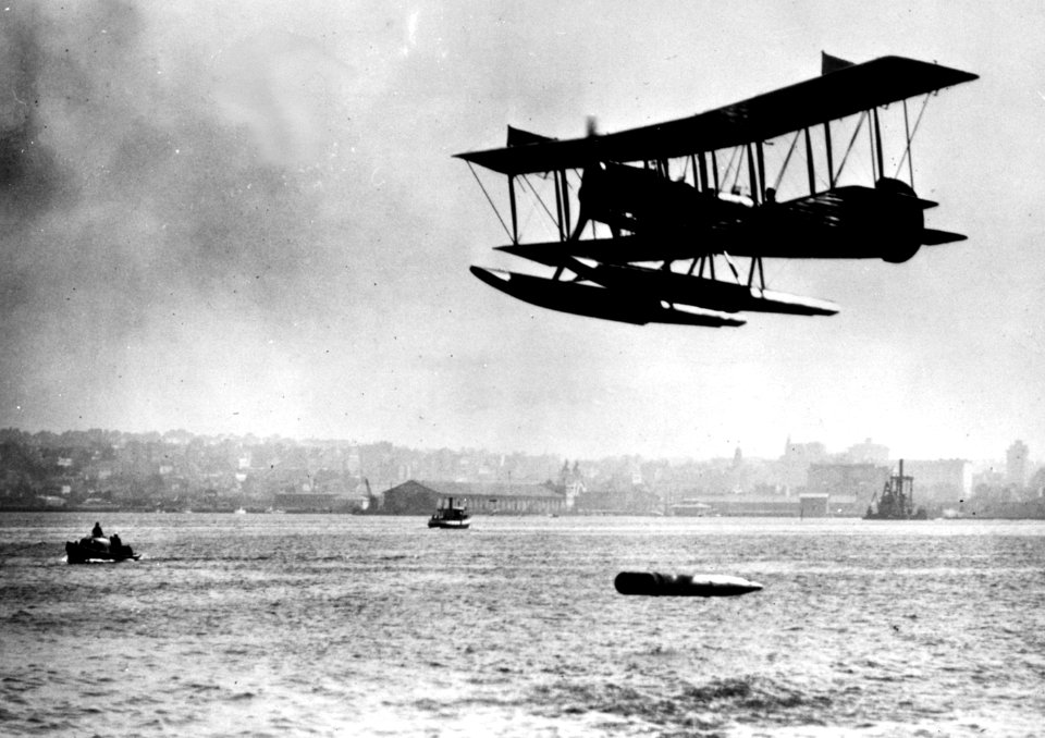 Curtiss R-6L dropping torpedo