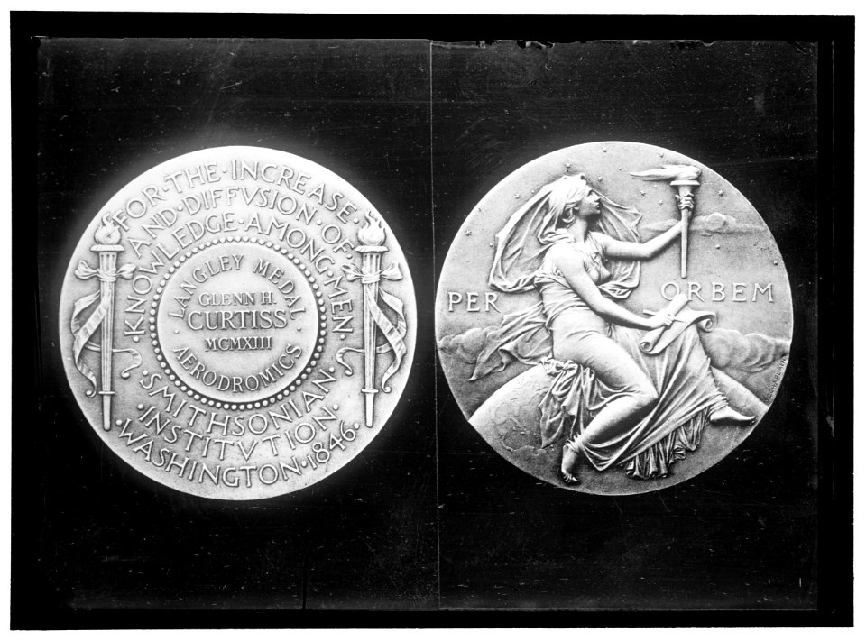 CURTISS, GLENN HAMMOND. AVIATOR, MANUFACTURER. CURTISS AIRPLANE. LANGLEY MEDAL PRESENTED HIM BY SMITHSONIAN, FEBRUARY 13, 1913 LCCN2016867122