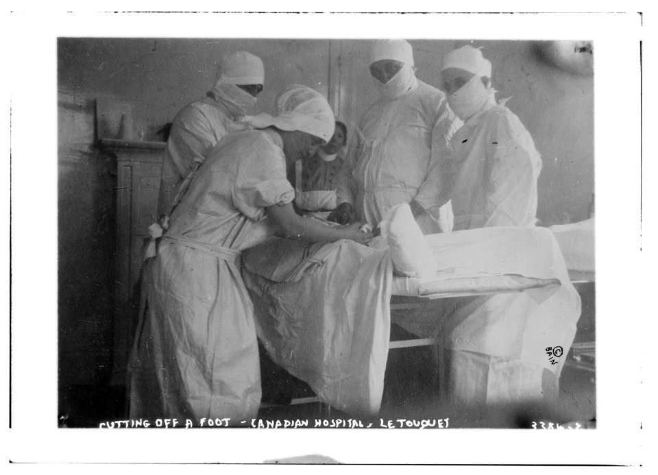 Cutting off a foot - Canadian Hospital, Le Touquet LCCN2014698489