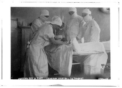 Cutting off a foot - Canadian Hospital, Le Touquet LCCN2014698489