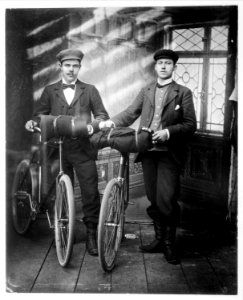 Cyklister i ateljén. Två män med cyklar - Nordiska Museet - NMA.0023339