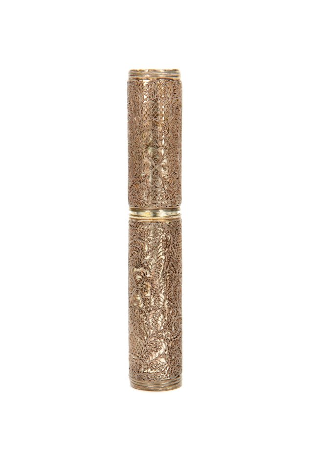 Cylinderformat etui av silver, helt täckt av fint silverfiligran - Skoklosters slott - 92319