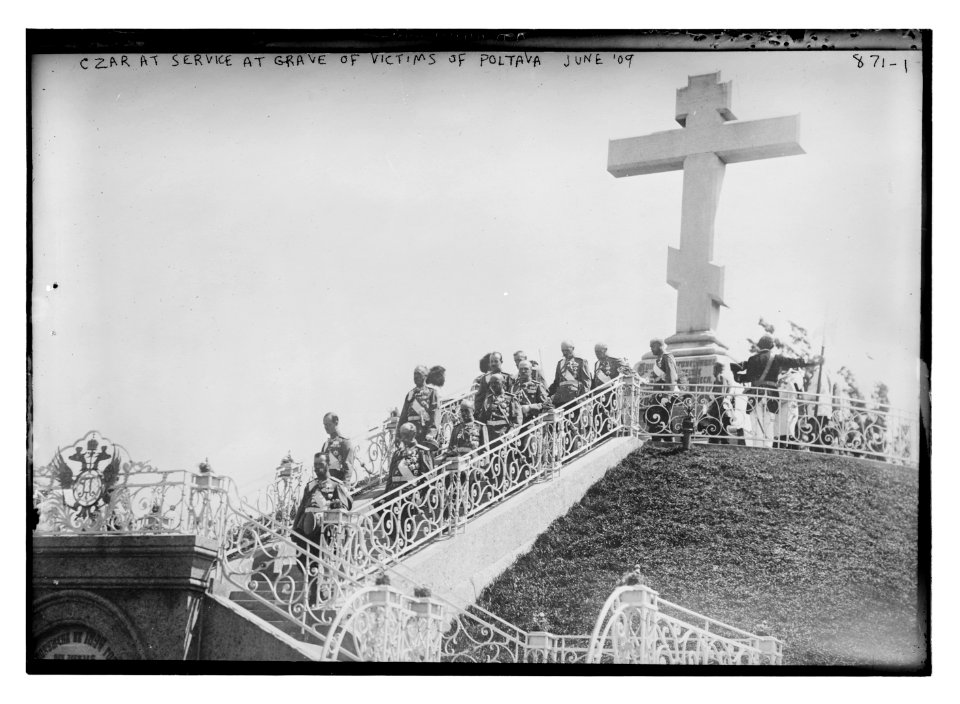 Czar and officials at service by grave for victims of Poltava, U.S.S.R. LCCN2014684171