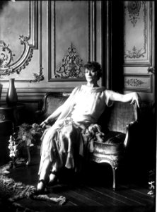 Cécile Sorel dans son appartement du quai Voltaire - (photographie de presse) - Agence Meurisse