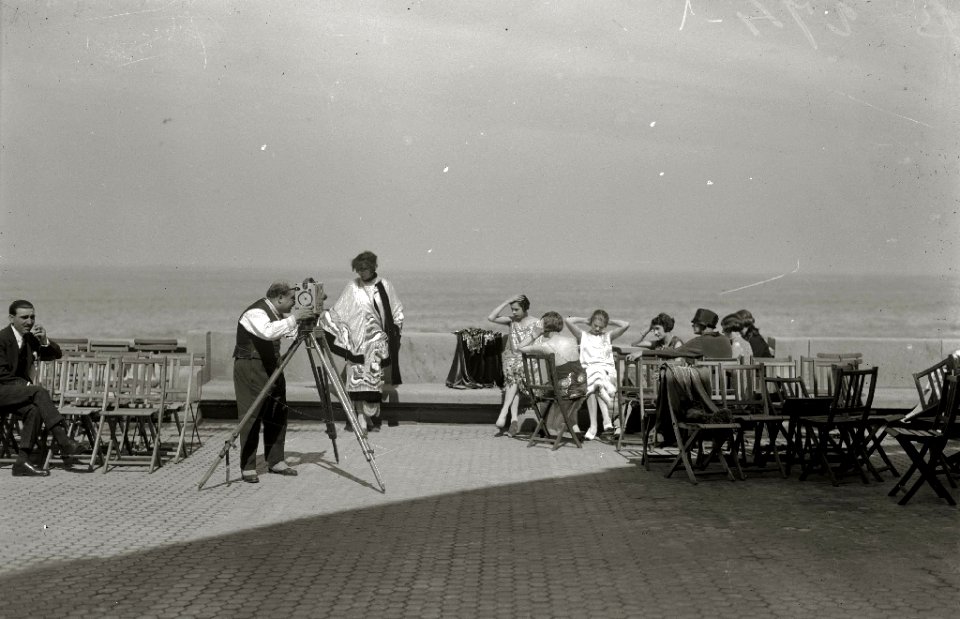 Cámara rodando a un grupo de mujeres sentadas en la terraza del Gran Kursaal (1 de 1) - Fondo Car-Kutxa Fototeka