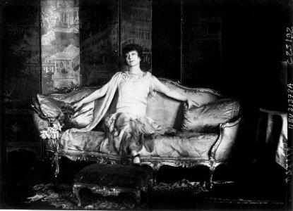Cécile Sorel dans son appartement du quai Voltaire - (photographie de presse) -- Agence Meurisse