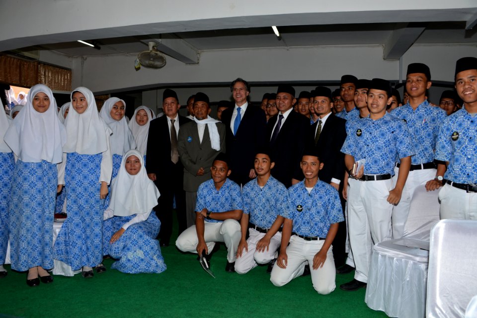 D with Students - Flickr - East Asia and Pacific Media Hub