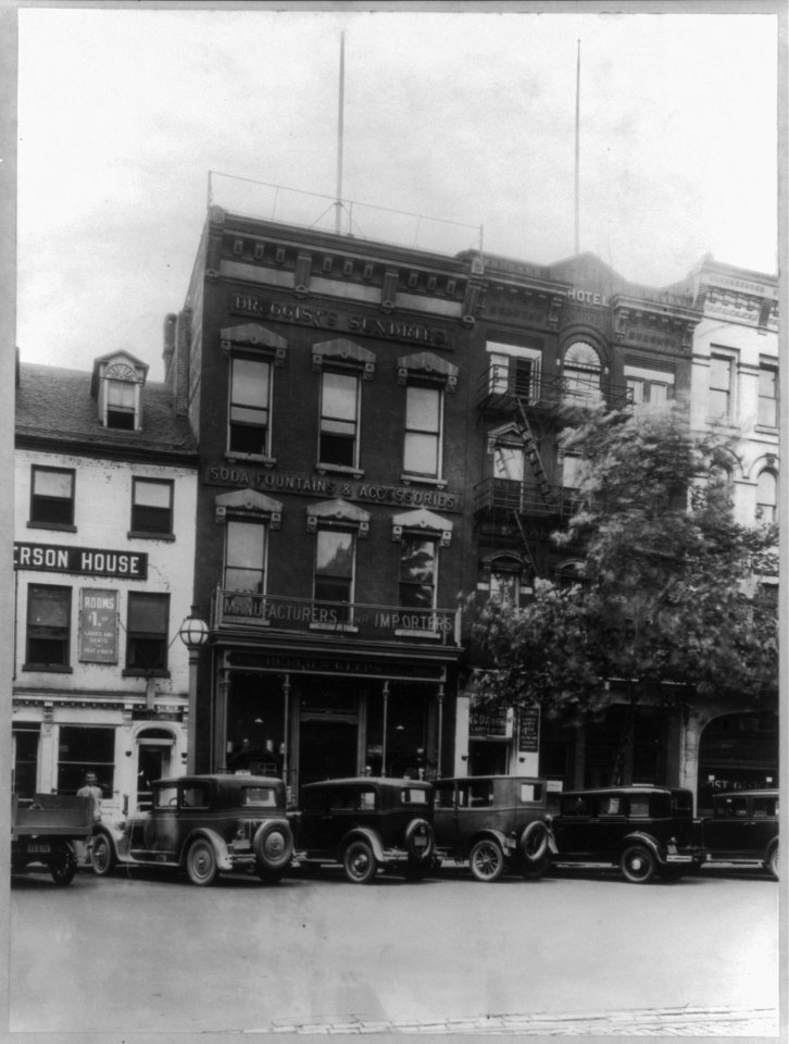 D.C. - Washington - Pennsylvania Avenue - ca. 1920 - N.W. 400 block showing hotels, business establishments and post office LCCN2003653921