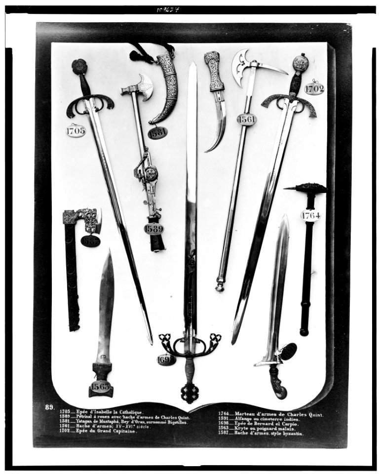 Daggers, swords, and battle hatchets displayed at the Armory, Madrid, Spain LCCN94511759